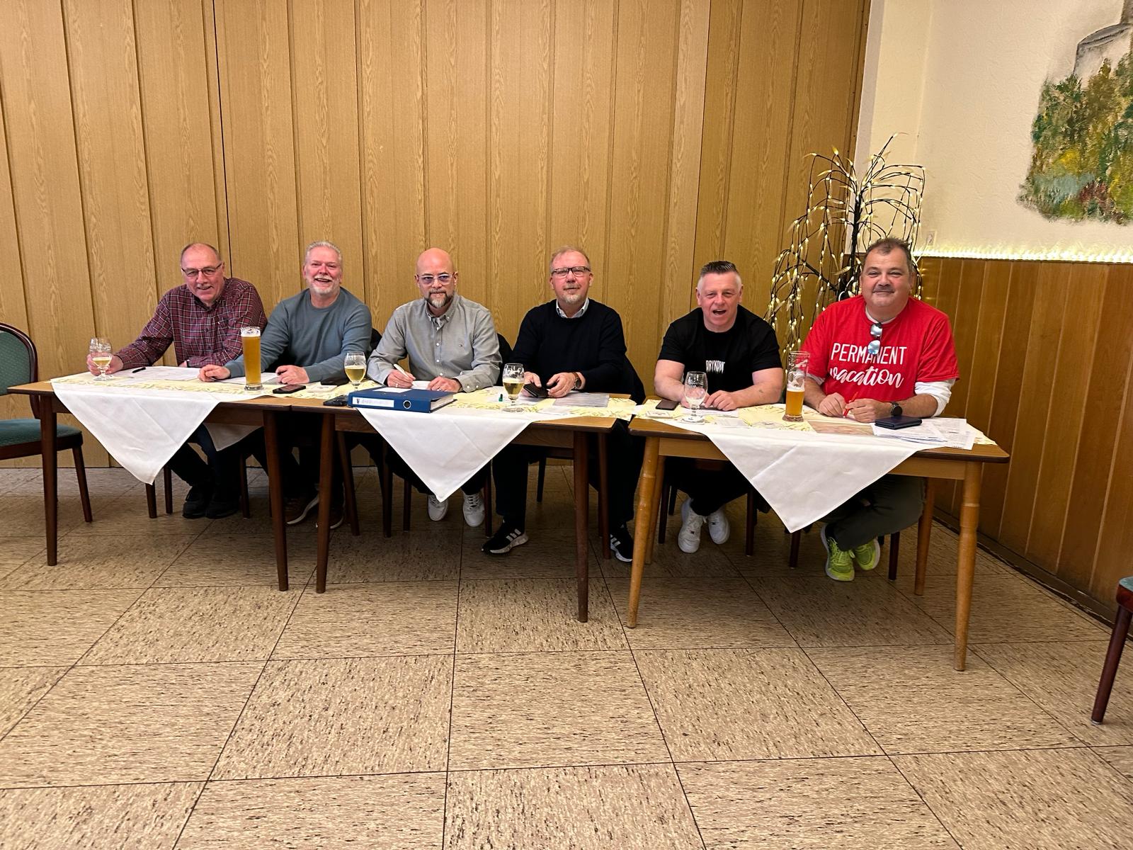 Der Vorstand der AGMT eröffnet die Versammlung