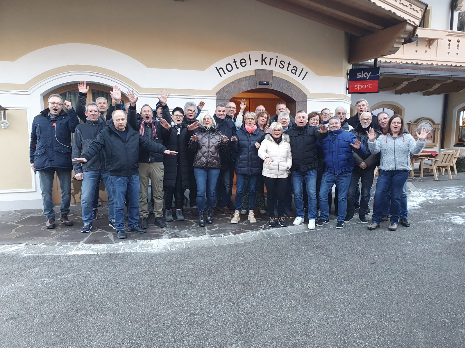 Die Skifahrer der AGMT vor dem Hotel Kristall in Finkenberg